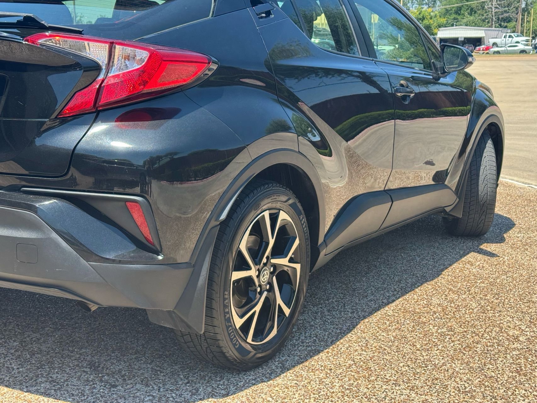 Used 2020 Toyota C-HR XLE FWD image 4
