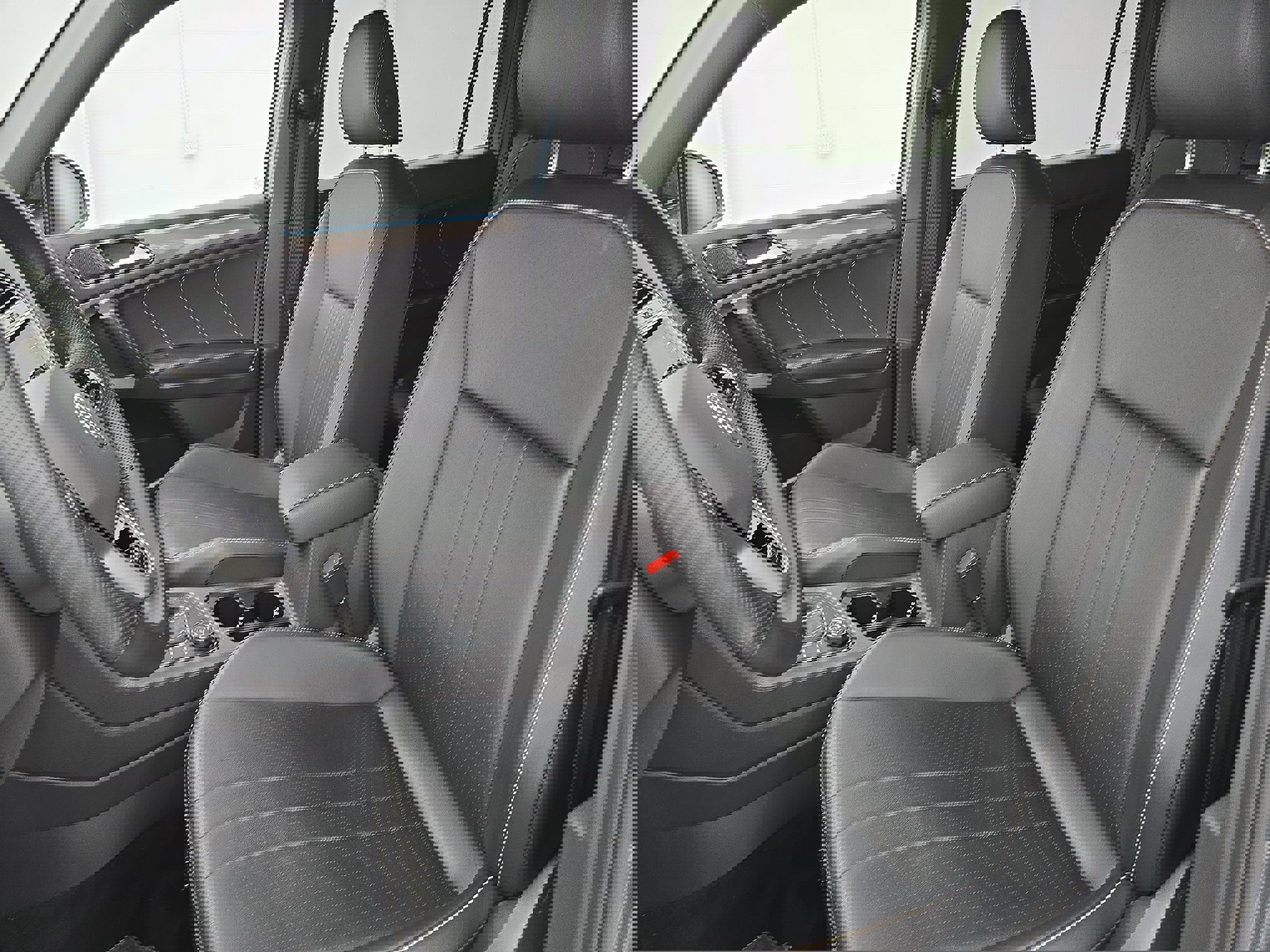 Certified 2022 Volkswagen Tiguan SE R-Line image 15