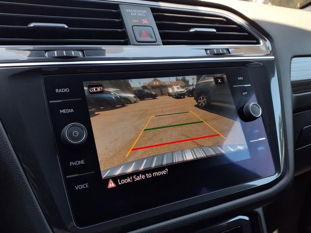 Used 2022 Volkswagen Tiguan SEL R-Line image 9