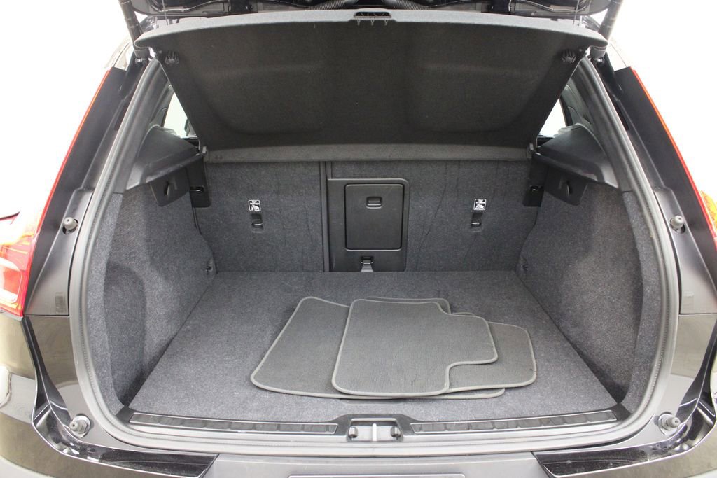 Used 2025 Volvo XC40 B5 Core AWD/4WD image 32
