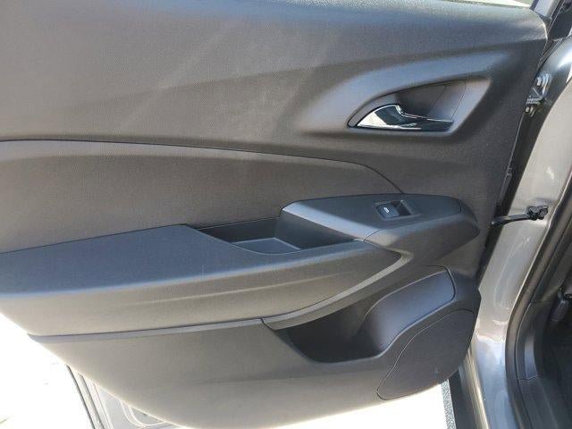 Used 2025 Chevrolet Trax RS w/ Sunroof Package FWD image 12