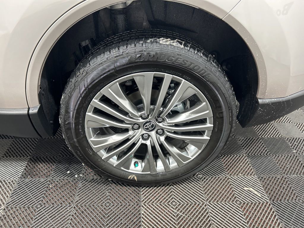 Used 2024 Toyota Venza LE image 30