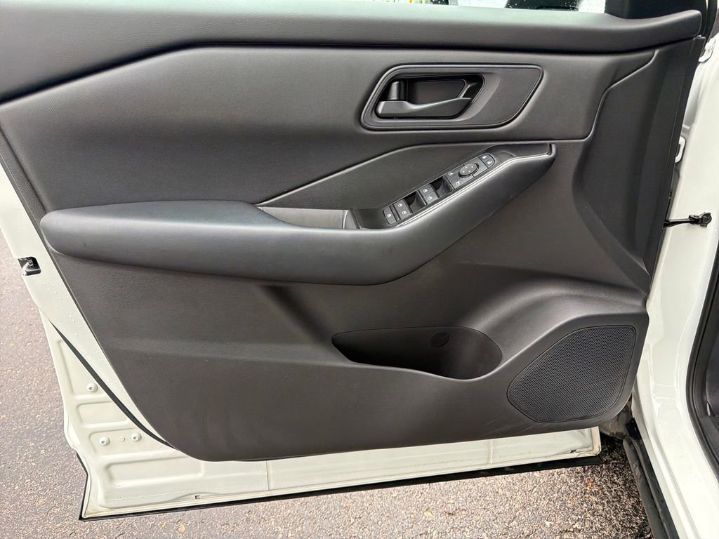 Used 2025 Nissan Rogue S FWD image 28