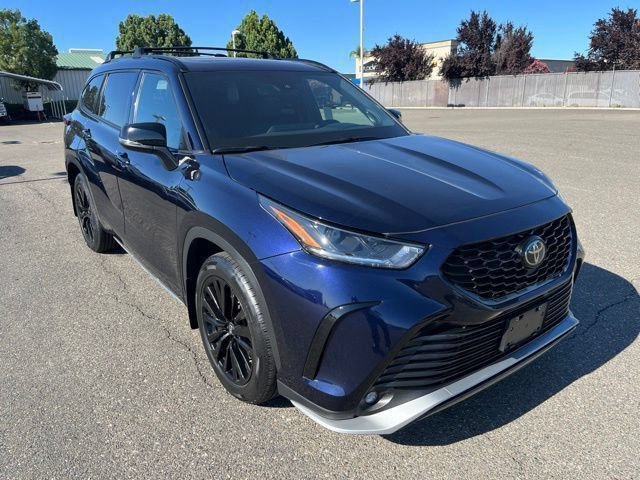 Used 2024 Toyota Highlander XSE AWD/4WD image 3