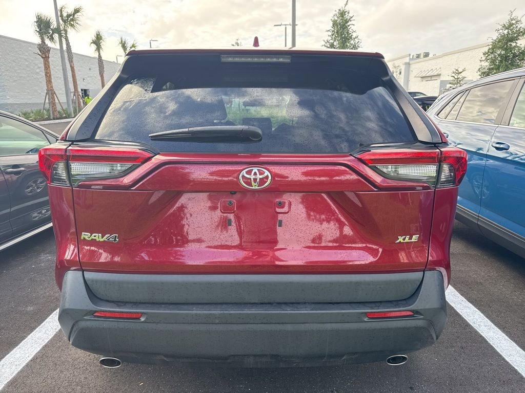 Used 2022 Toyota RAV4 XLE w/ Convenience Package FWD image 4