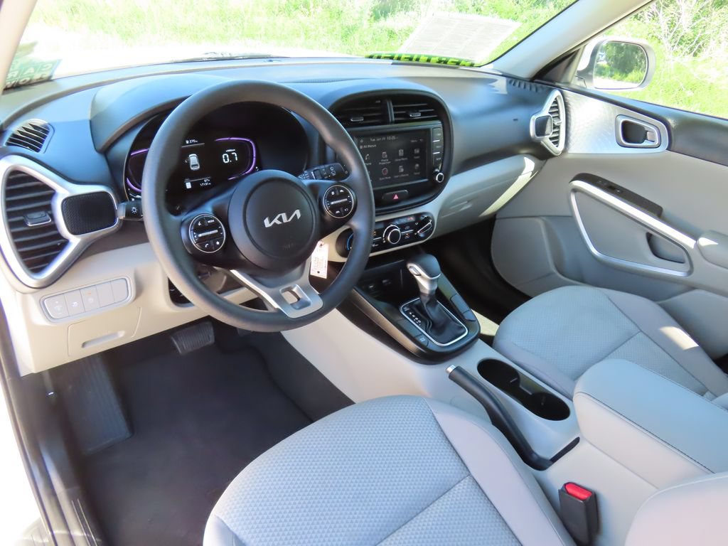 Certified 2025 Kia Soul LX w/ LX Technology Package FWD image 5