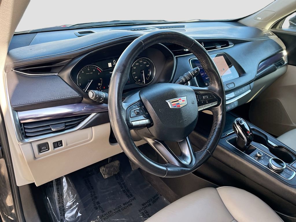 Used 2023 Cadillac XT4 Luxury w/ Cold Weather Package AWD/4WD image 9