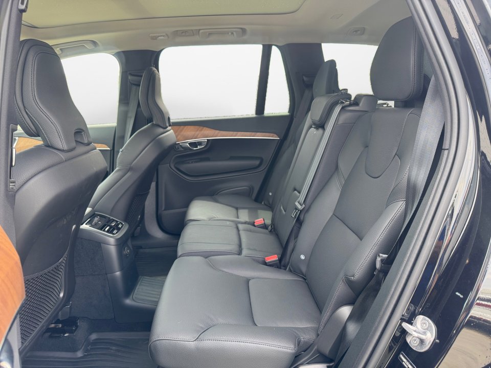 New 2025 Volvo XC90 T8 Plus w/ Protection Package Premier image 13