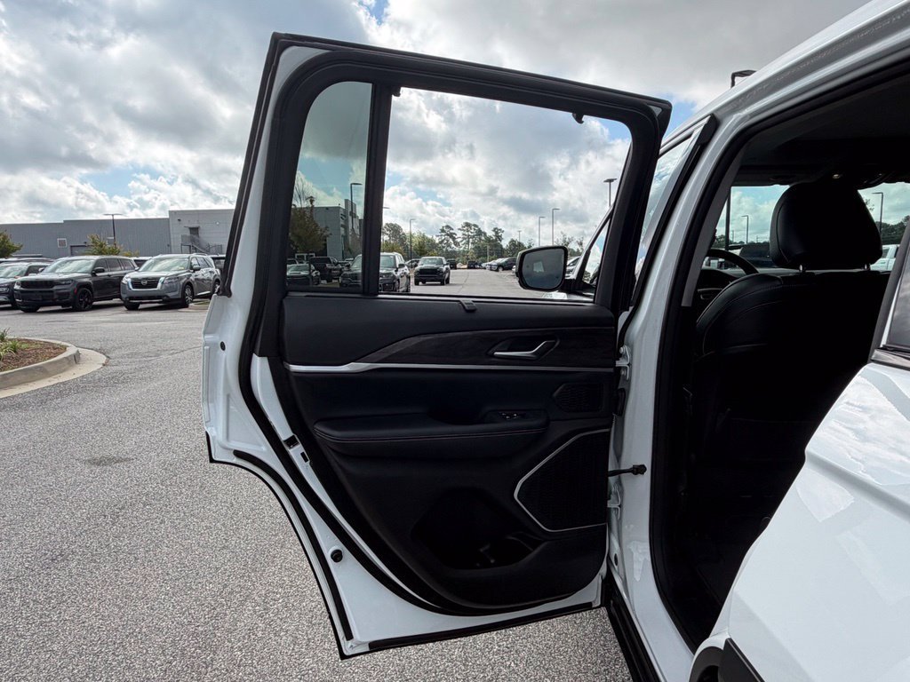 Used 2022 Jeep Grand Cherokee Limited 4xe w/ Luxury Tech Group II AWD/4WD image 61
