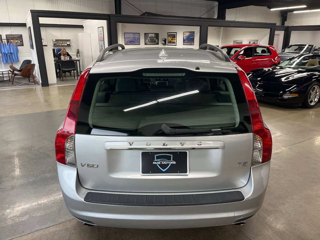 Used 2011 Volvo V50 T5 w/ Preferred Pkg FWD image 13