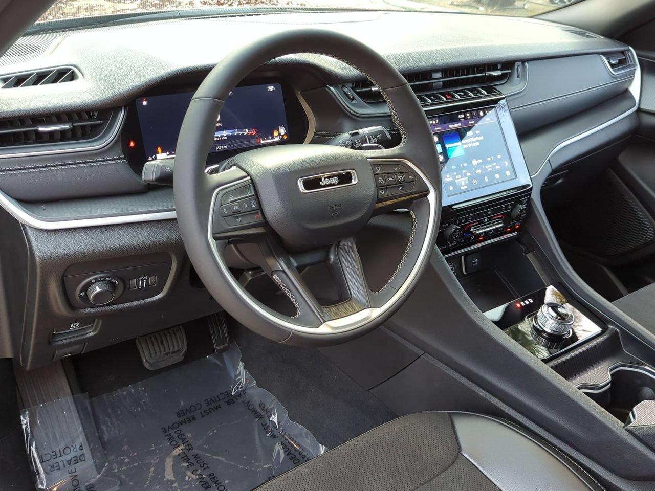 Used 2024 Jeep Grand Cherokee Altitude AWD/4WD image 9