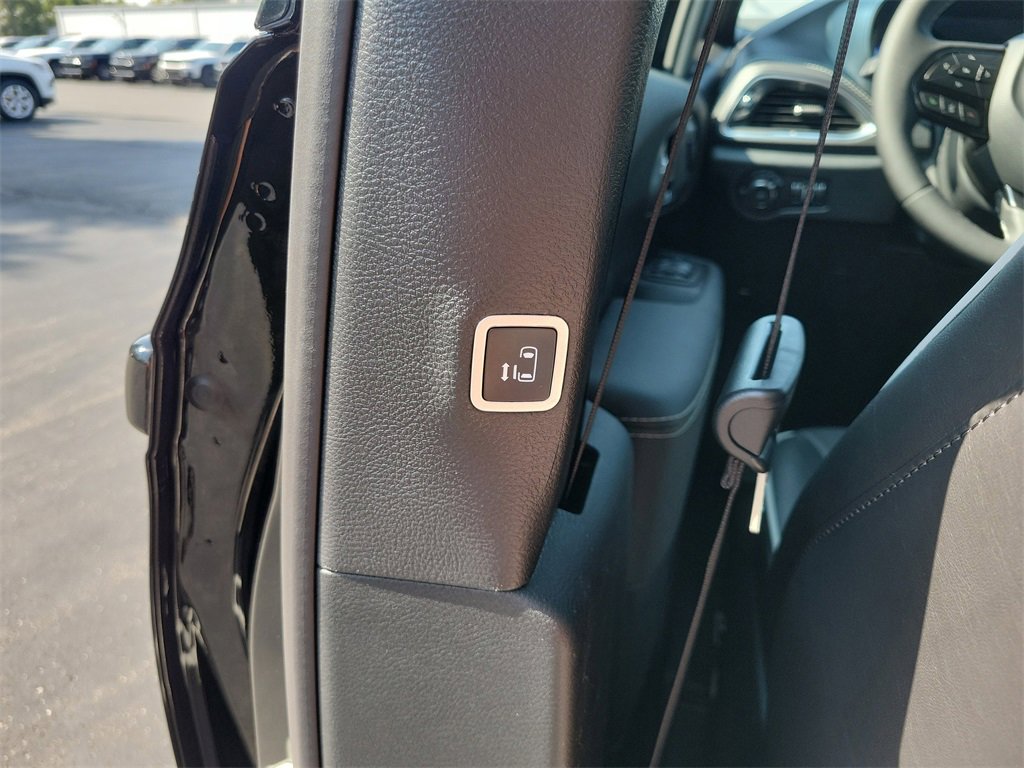 New 2026 Chrysler Pacifica Limited image 15