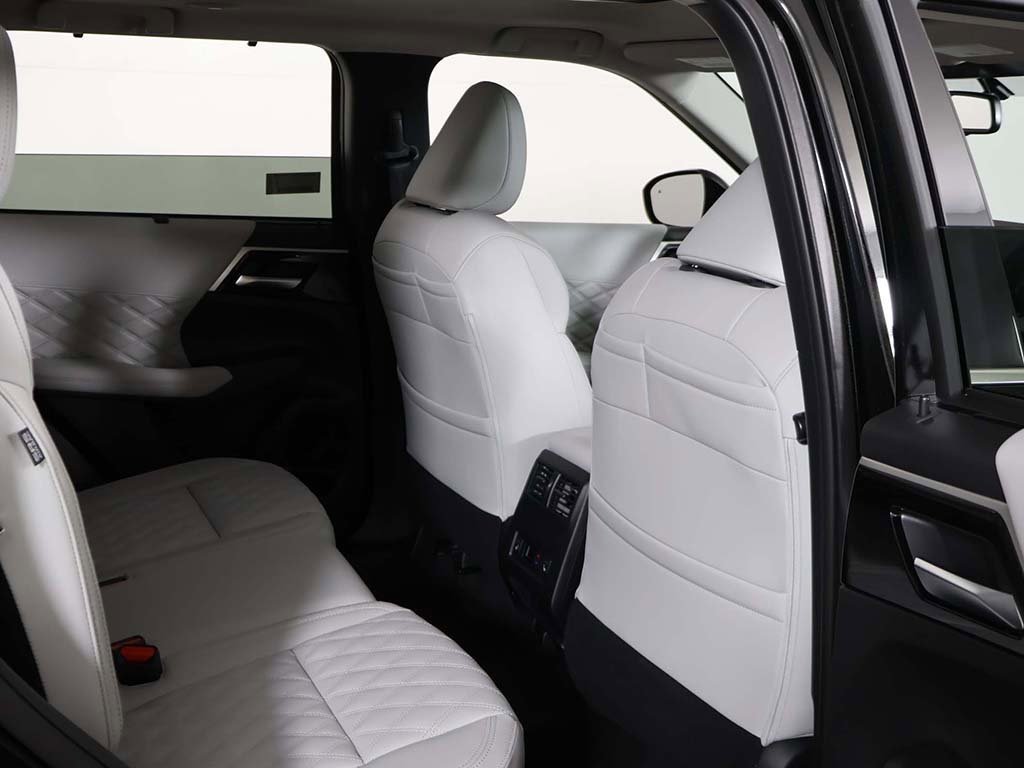 New 2025 Mitsubishi Outlander SEL image 35