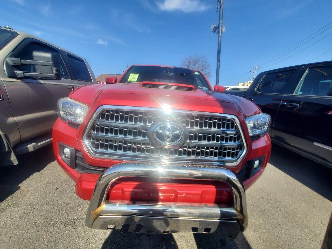 Used 2017 Toyota Tacoma TRD Sport w/ Exterior Package image 7