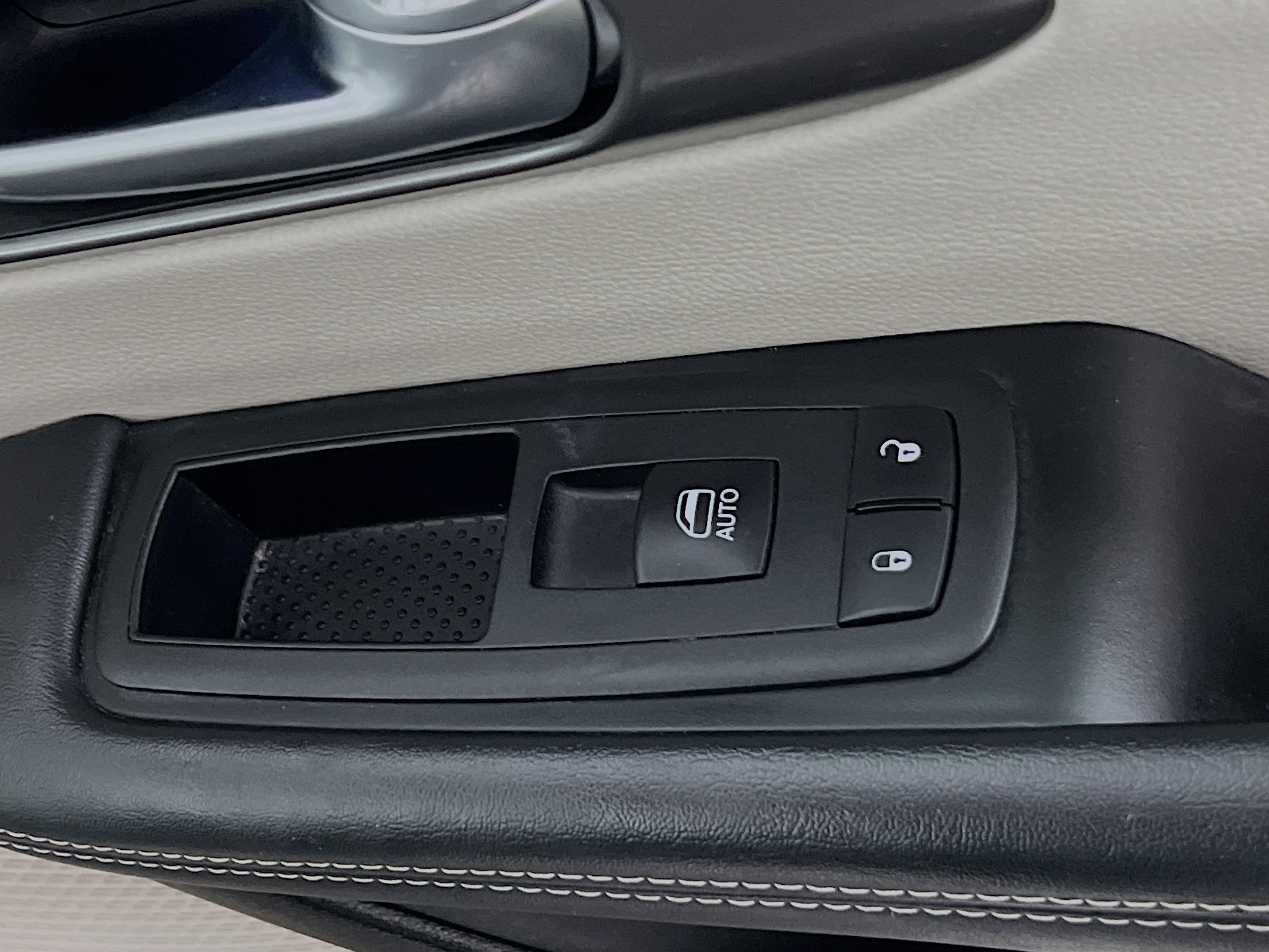 Used 2024 Chrysler Pacifica Touring-L image 32