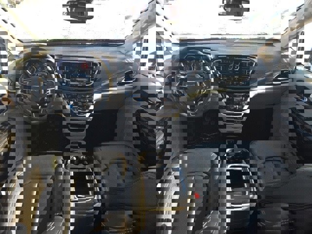 Used 2024 Chrysler Pacifica Touring-L image 11
