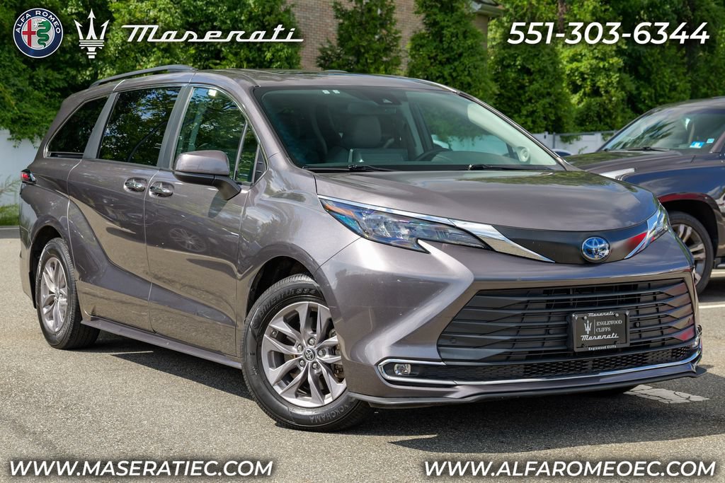 Used 2024 Toyota Sienna XLE w/ XLE Plus Package FWD image 1