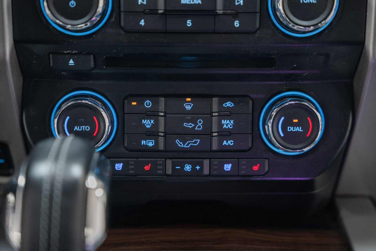 Used 2015 Ford F150 Lariat w/ Equipment Group 501A Mid image 31