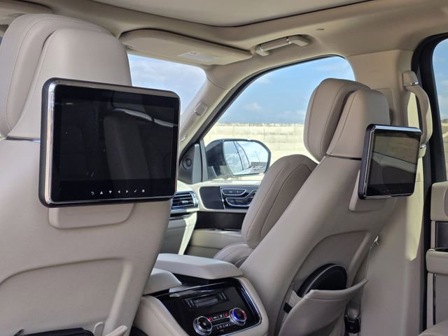 Used 2018 Lincoln Navigator Select w/ Technology Package image 19