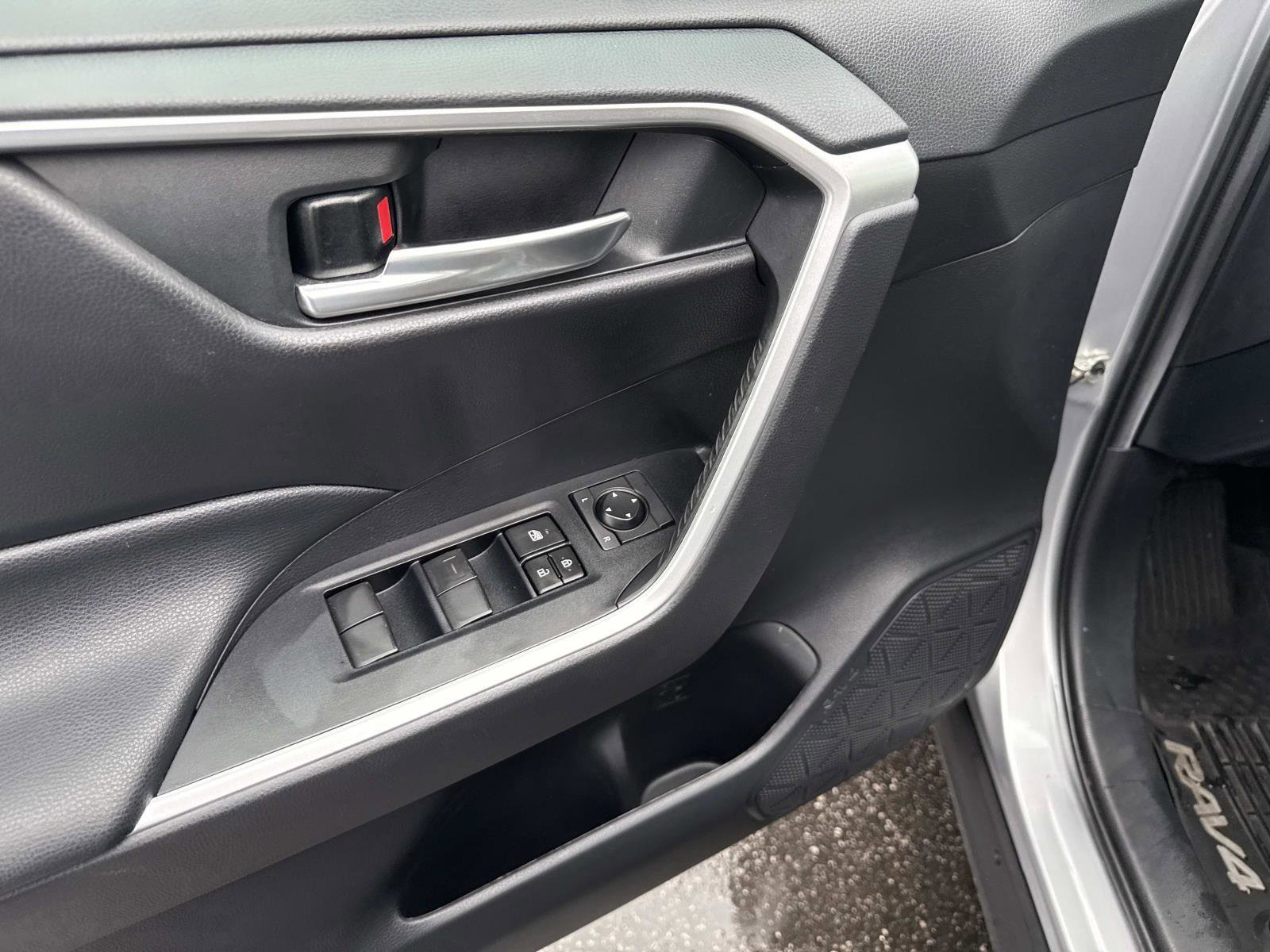 Used 2020 Toyota RAV4 XLE image 20