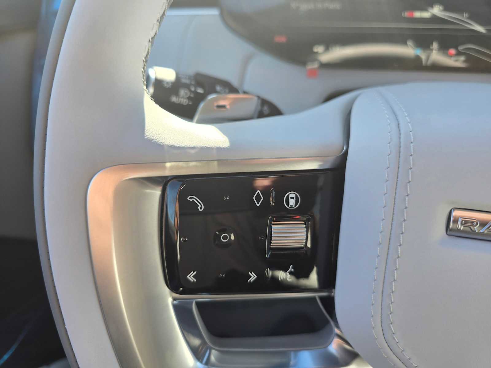 Used 2025 Land Rover Range Rover SV image 36
