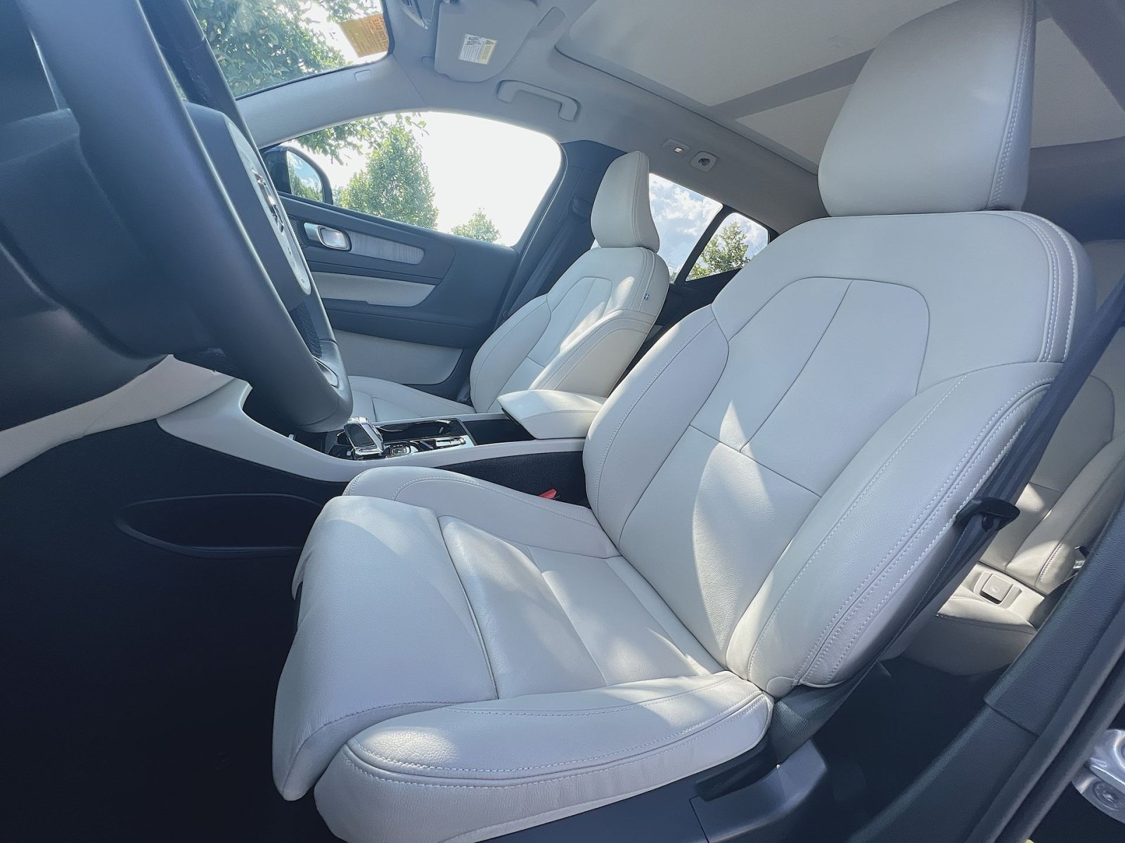 Certified 2024 Volvo XC40 B5 Ultimate w/ Protection Package Premier AWD/4WD image 13