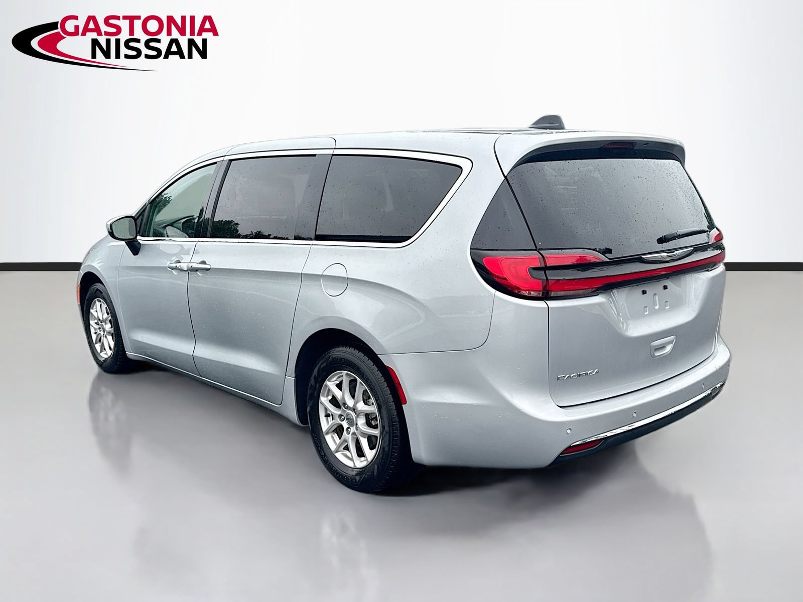 Used 2023 Chrysler Pacifica Touring-L FWD image 6