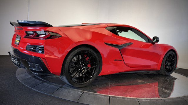 Used 2024 Chevrolet Corvette Z06 w/ Stealth Interior Trim Package RWD image 27