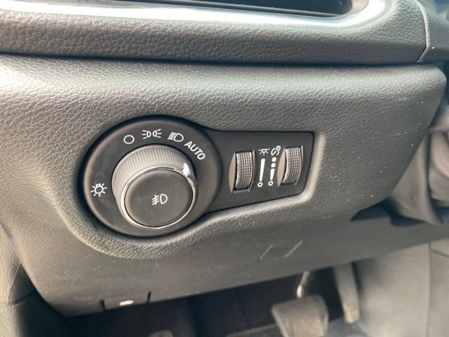 Used 2025 Chrysler Pacifica Limited FWD image 16
