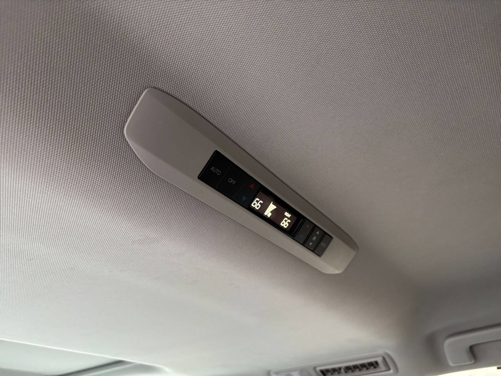 Used 2025 Toyota Sienna XLE FWD image 25