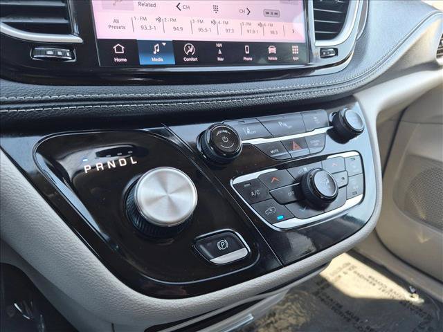 Used 2024 Chrysler Pacifica Limited FWD image 18