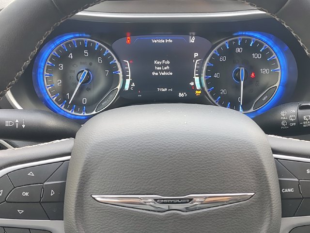 Used 2023 Chrysler Pacifica Touring-L FWD image 12
