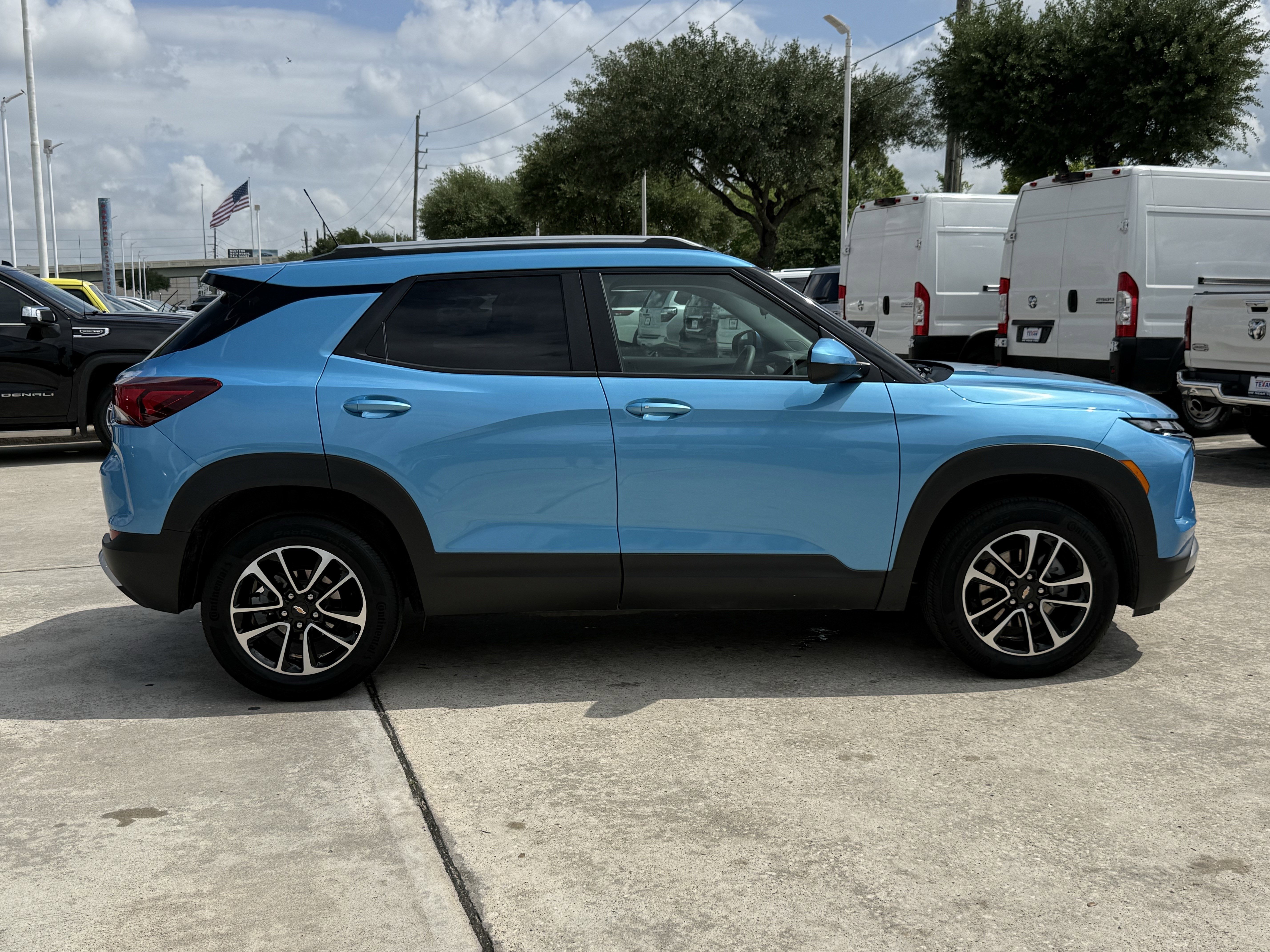 Used 2025 Chevrolet TrailBlazer LT AWD/4WD image 3