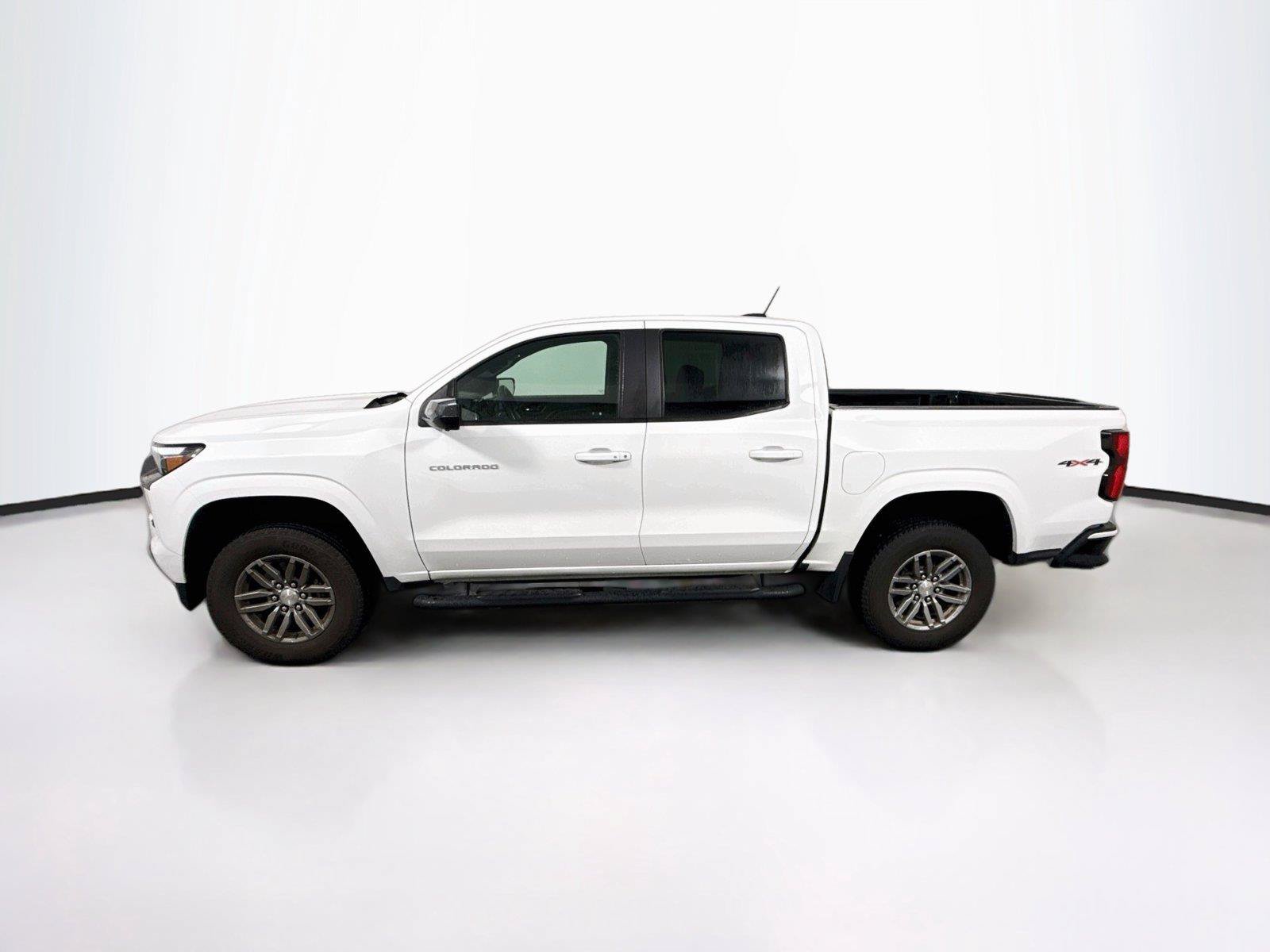 Used 2024 Chevrolet Colorado LT w/ LT Convenience Package III AWD/4WD image 2