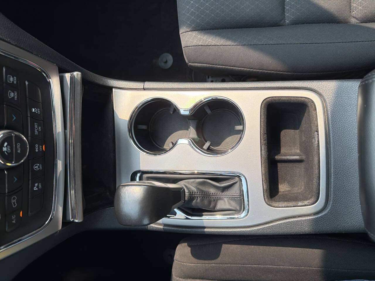 Used 2019 Jeep Grand Cherokee Laredo AWD/4WD image 16