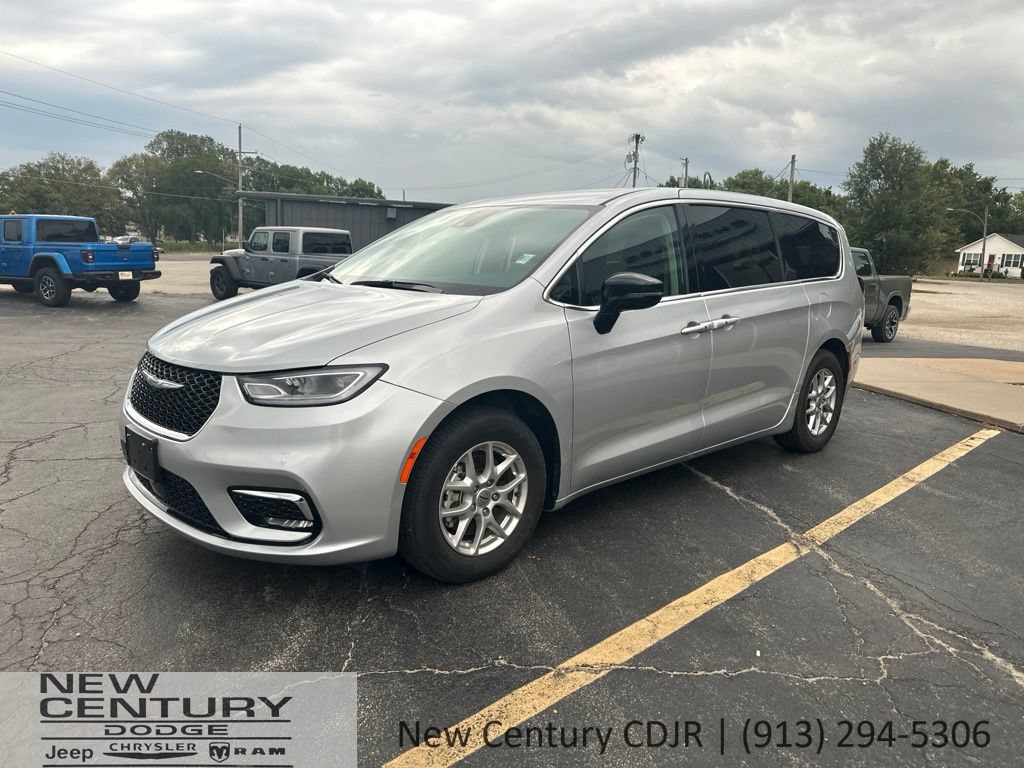 Used 2024 Chrysler Pacifica Touring-L FWD image 1