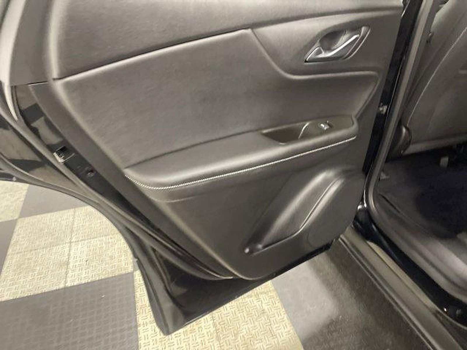 Used 2025 Chevrolet Equinox LT w/ Convenience Package II FWD image 11