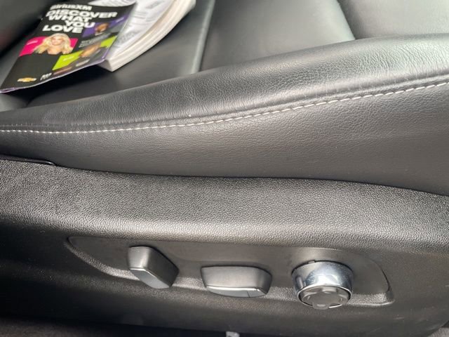 Used 2025 Cadillac XT4 Premium Luxury image 19