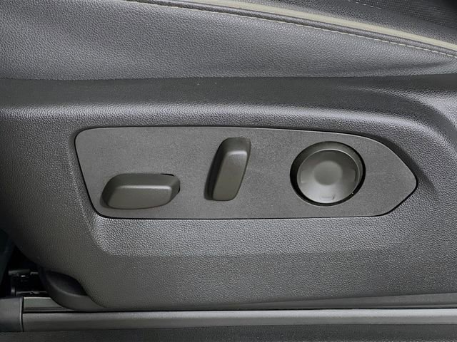 Used 2024 GMC Yukon XL SLT w/ SLT Luxury Package image 11