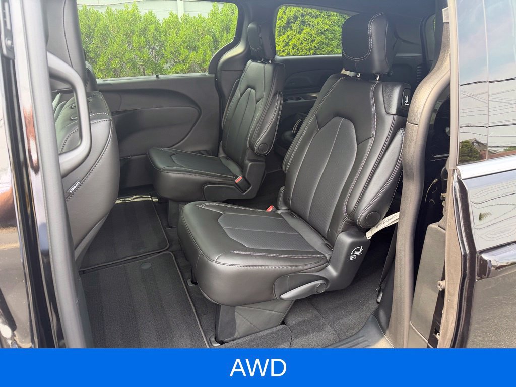 New 2027 Chrysler Pacifica Select w/ Family Tech Group AWD/4WD image 10