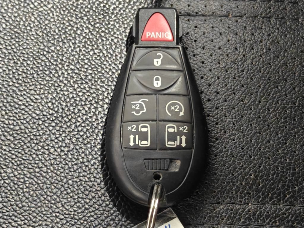 Used 2016 Chrysler Town & Country Touring-L FWD image 14