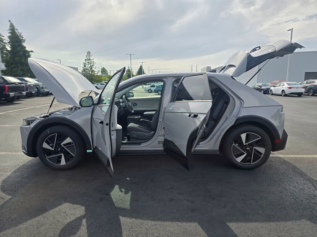 New 2025 Hyundai Ioniq 5 SE image 17