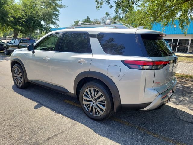 Used 2024 Nissan Pathfinder SL w/ SL Premium Package FWD image 3