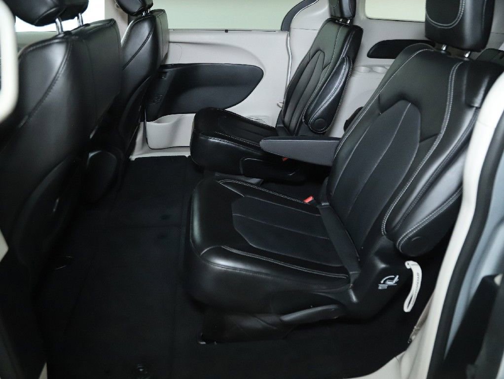 Used 2024 Chrysler Pacifica Touring-L image 13