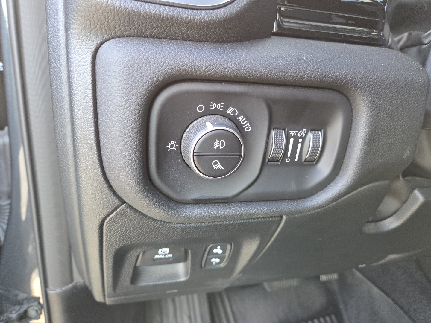 Used 2025 RAM 1500 Laramie w/ Night Edition AWD/4WD image 31
