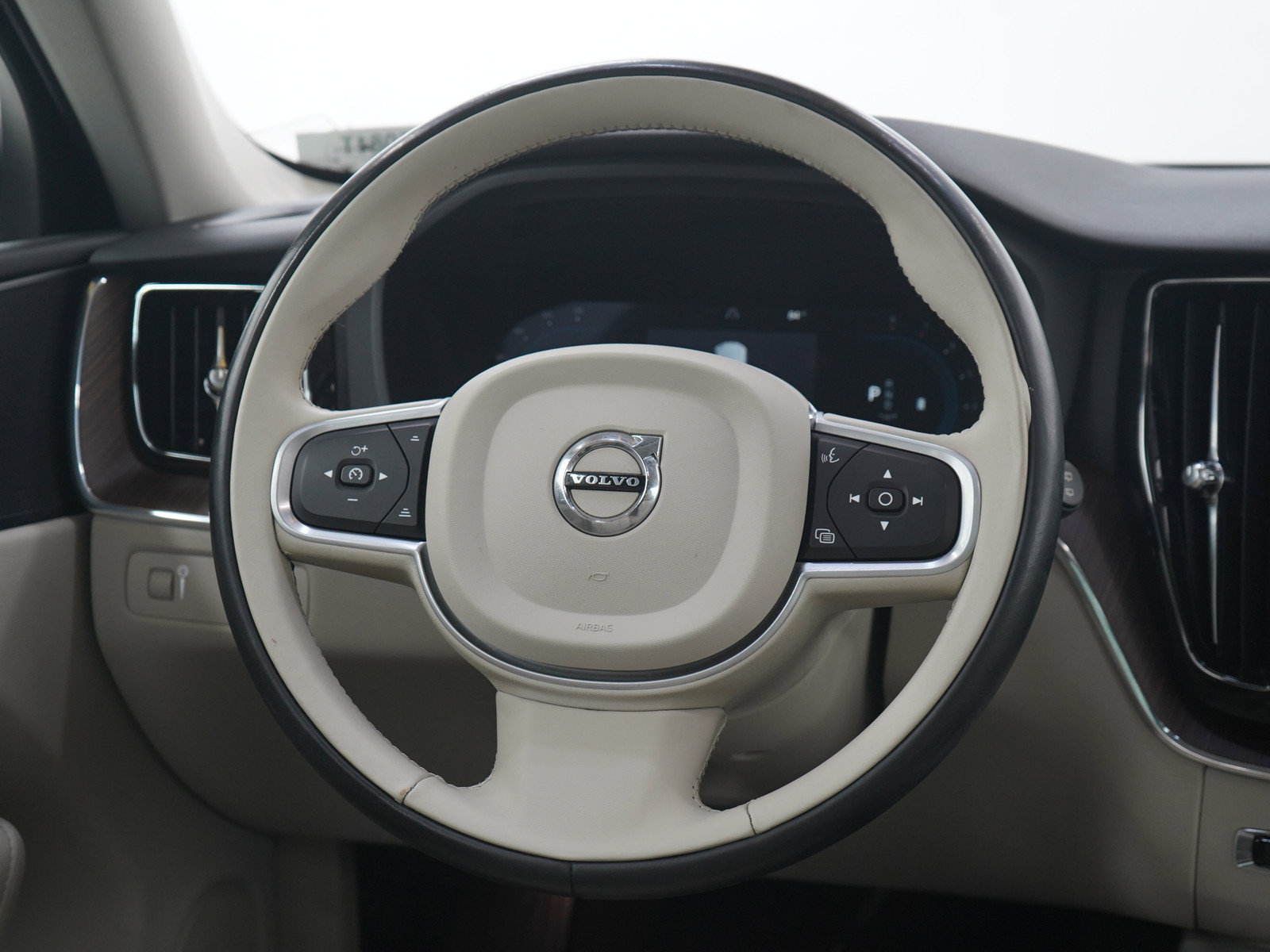 Used 2022 Volvo XC60 B5 Momentum w/ Climate Package AWD/4WD image 18