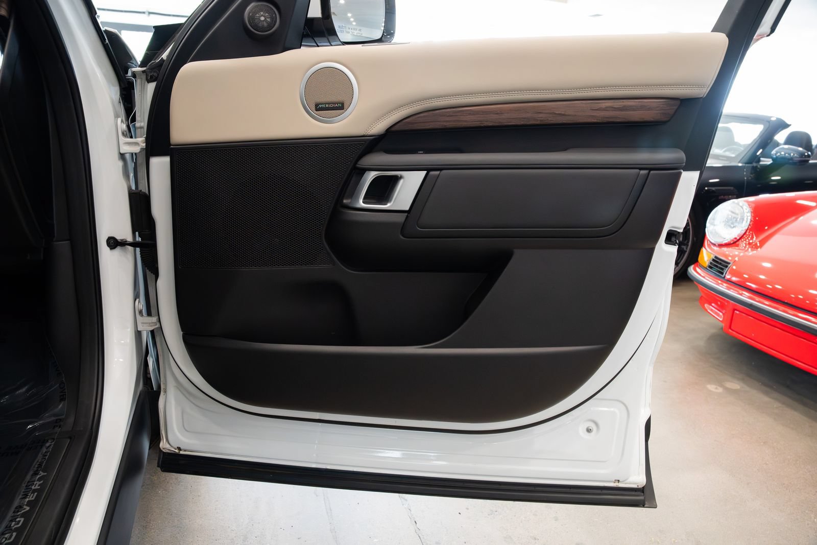 Used 2017 Land Rover Discovery HSE AWD/4WD image 26