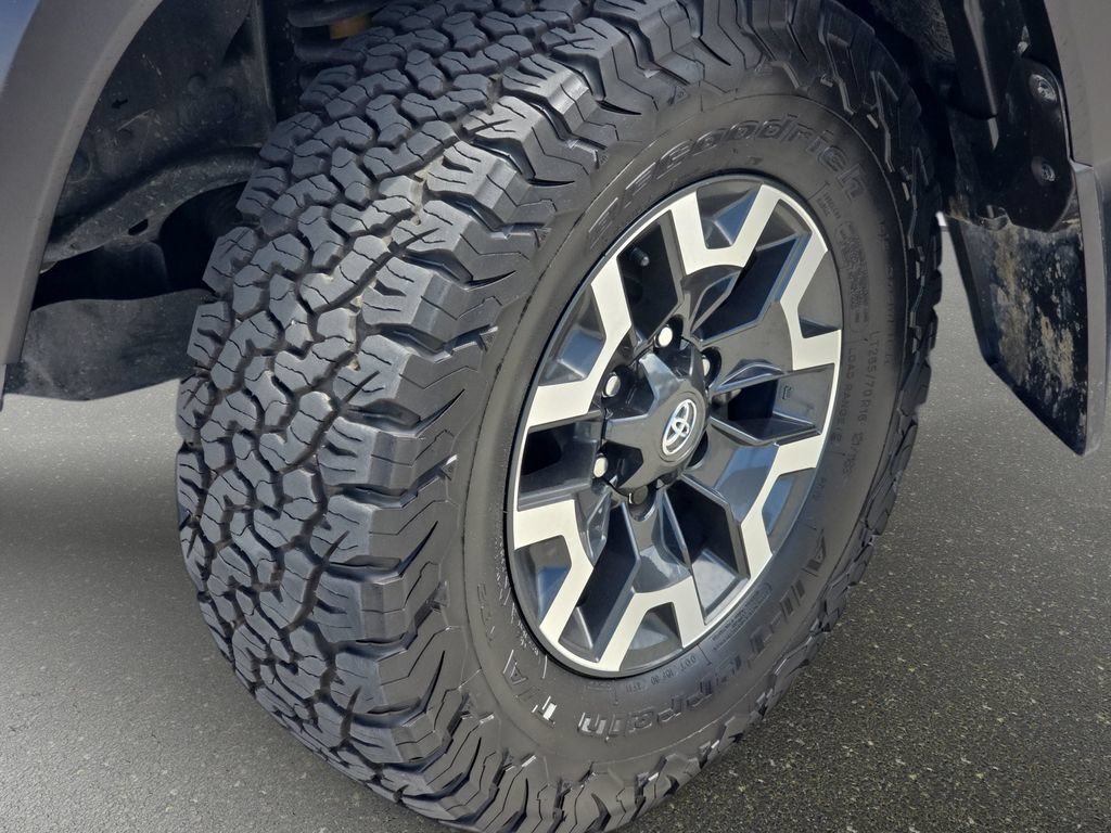 Used 2022 Toyota Tacoma TRD Off-Road w/ Technology Package AWD/4WD image 33