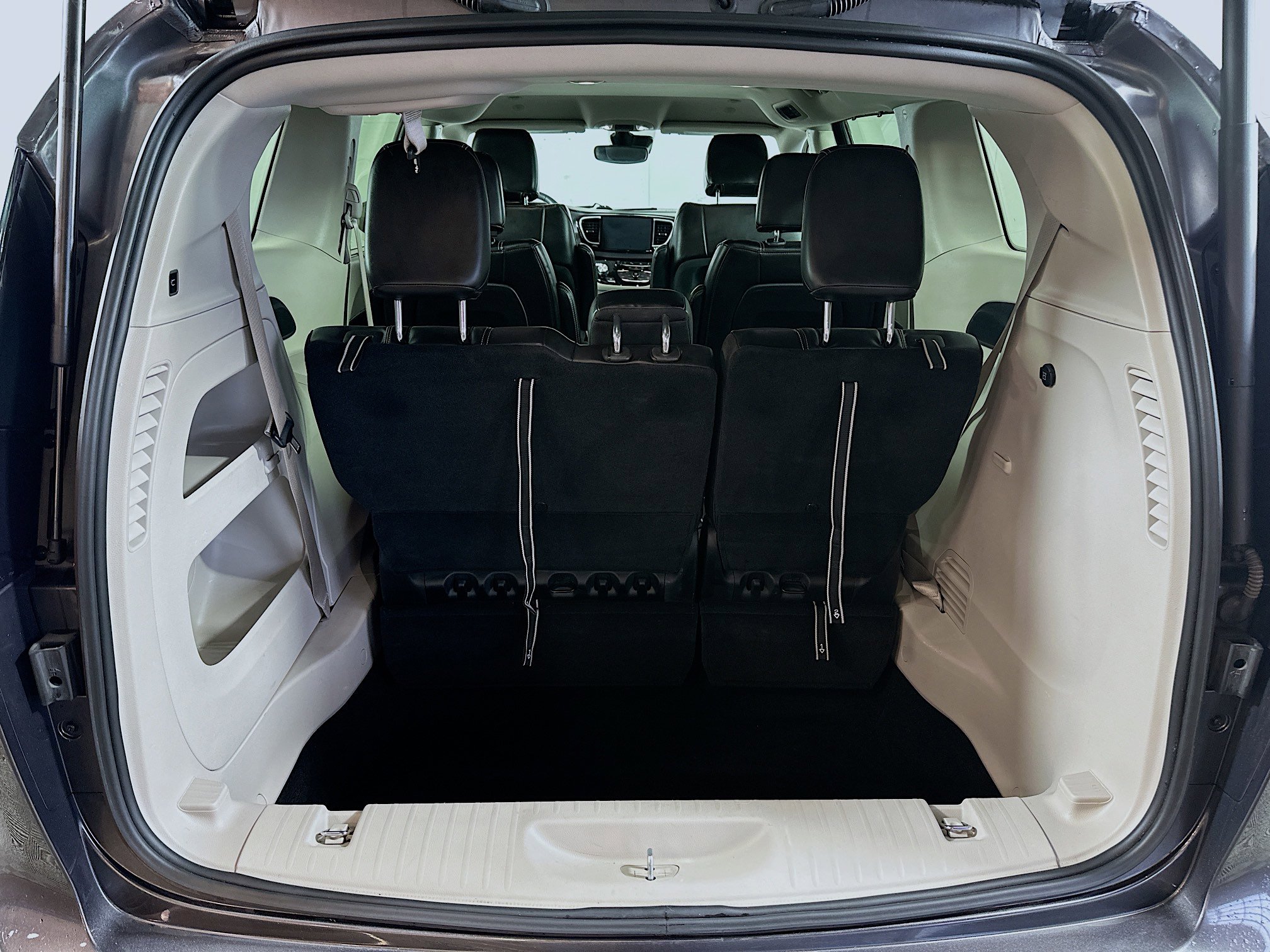 Used 2023 Chrysler Pacifica Touring-L FWD image 24