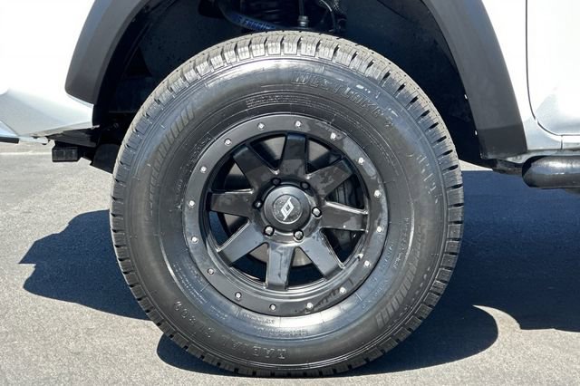 Used 2018 Toyota Tacoma TRD Off-Road w/ Technology Package AWD/4WD image 28